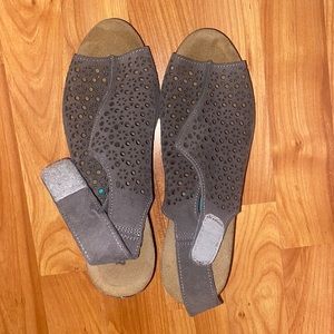 Wedges brown like new